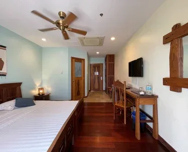 Interior de la habitación superior con balcón