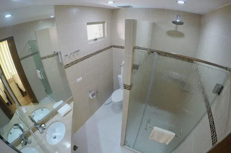 Baño de la habitación superior