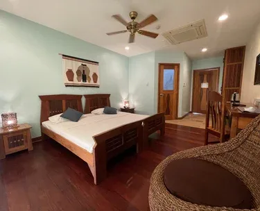 Interior de la habitación superior con balcón