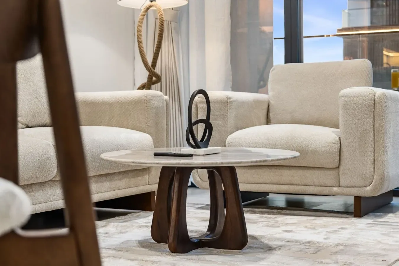 Una sala luminosa con asientos tapizados alrededor de una pequeña mesa de centro.