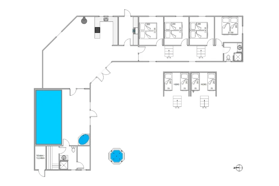 Un plano muestra varias habitaciones alrededor de una amplia zona central.