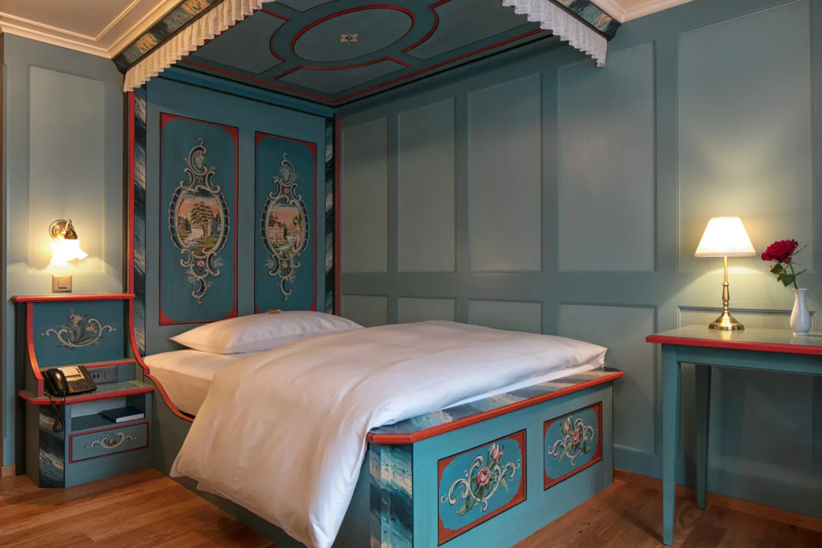 Traditional Single Room with a painted four-poster bed.