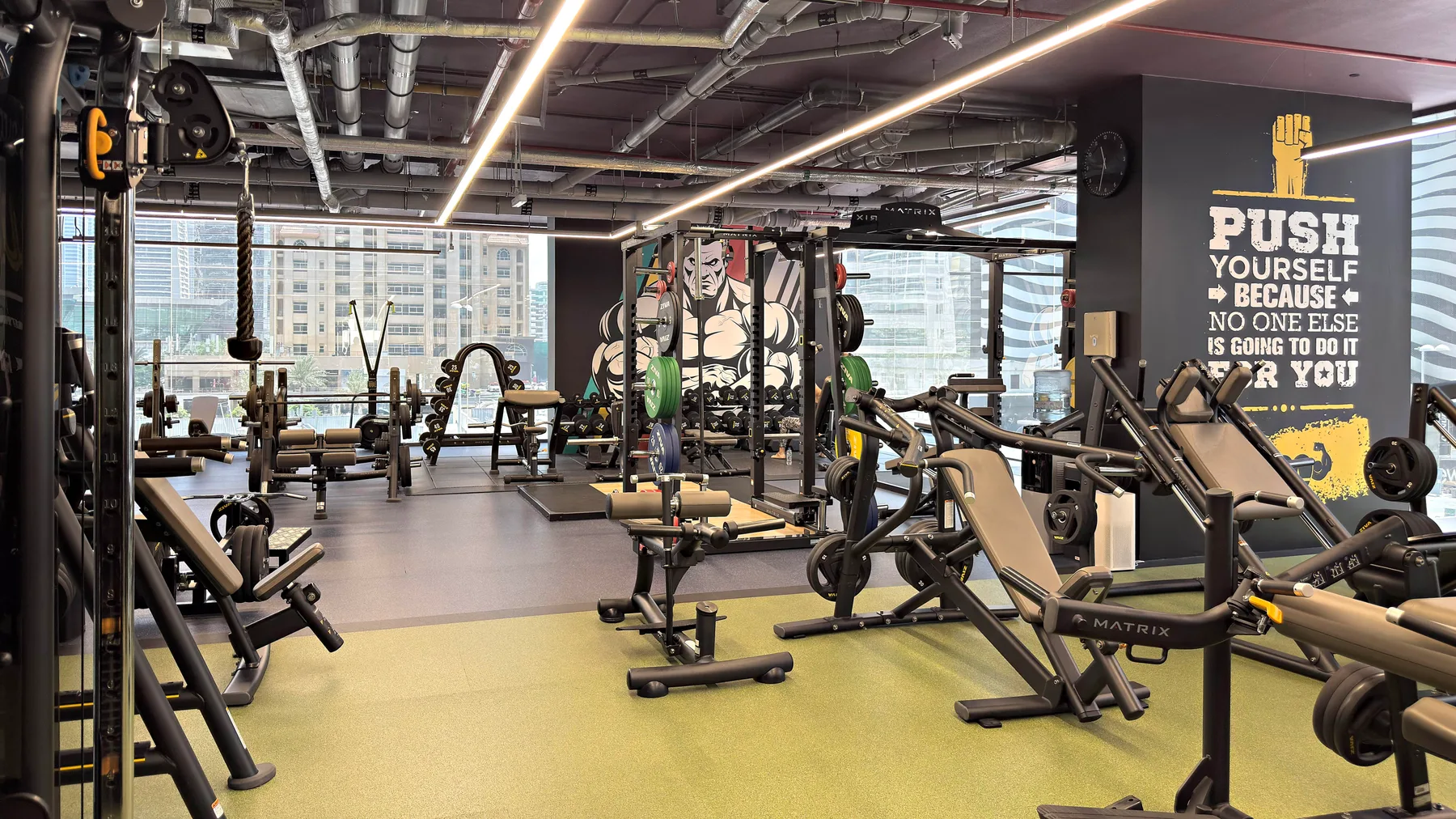 Un gimnasio lleno de pesas y máquinas de ejercicio.