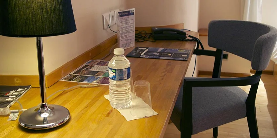 Room with desk and gray chair