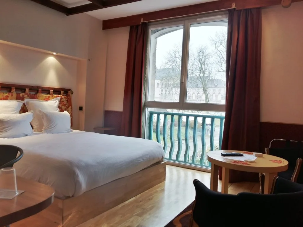 Hotel guest room