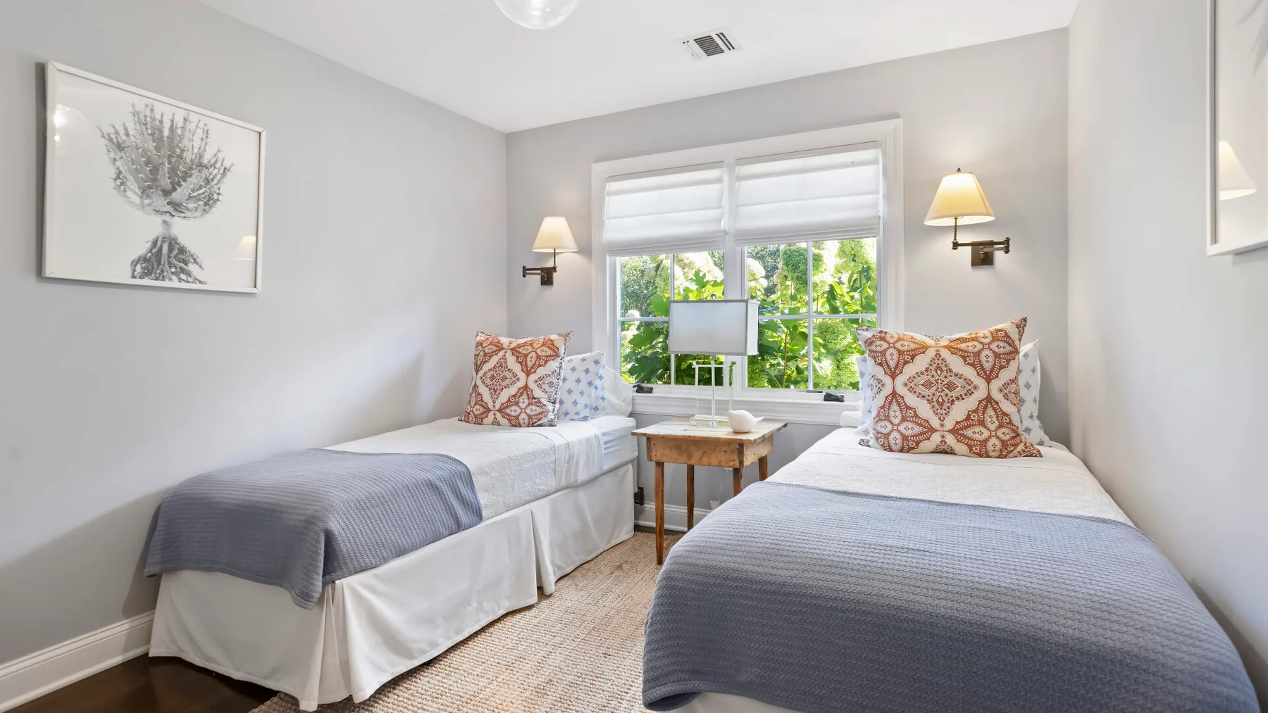 Un dormitorio con dos camas individuales junto a una ventana.