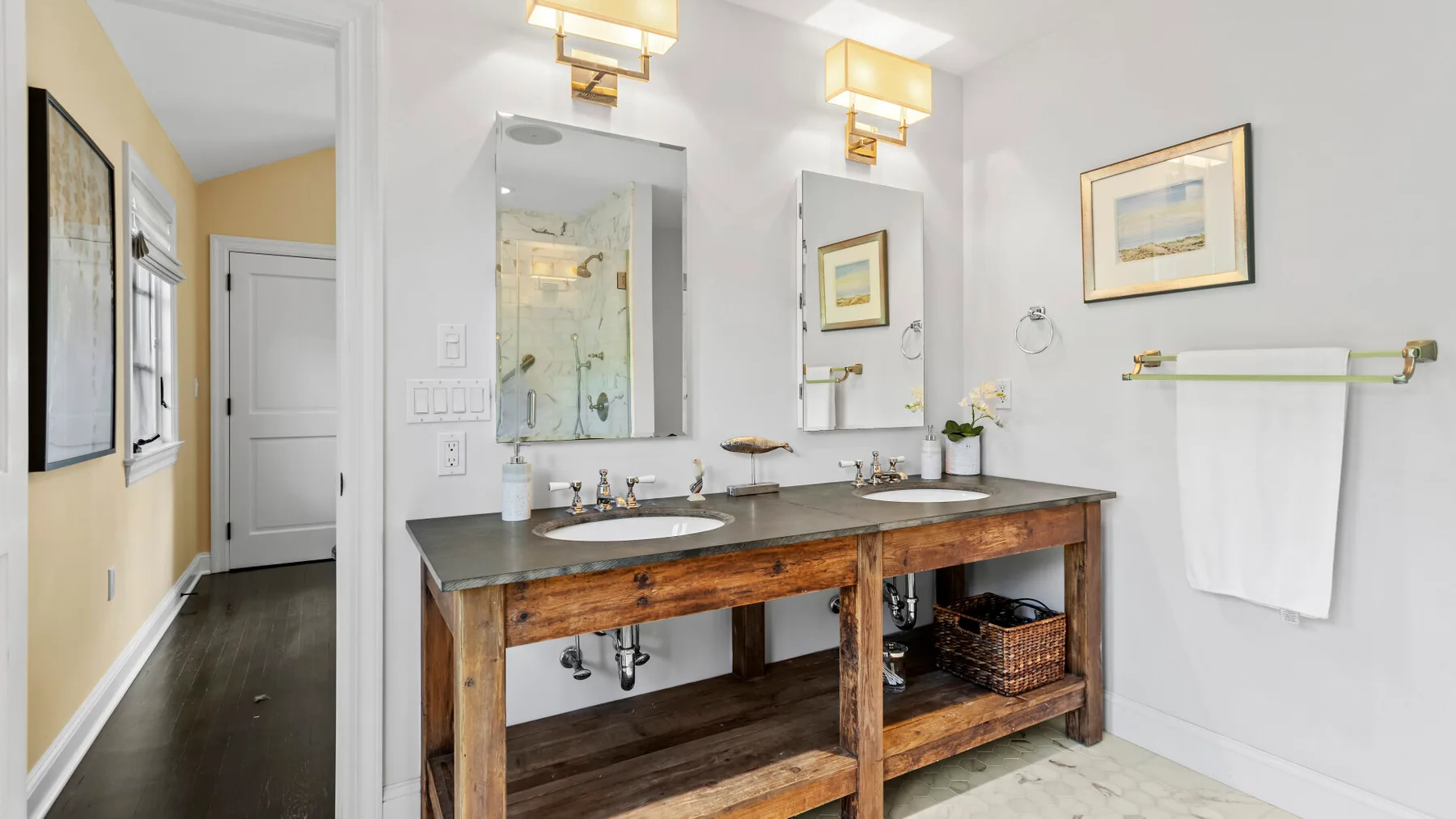 Un tocador de baño con dos lavabos y espejos de pared.
