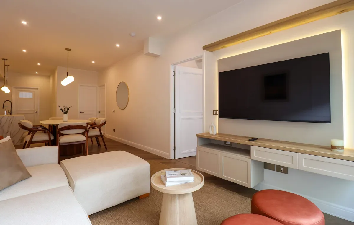 Designer 2BR Stay w/ Balcony in Miraflores