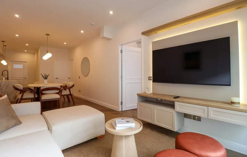 Designer 2BR Stay w/ Balcony in Miraflores