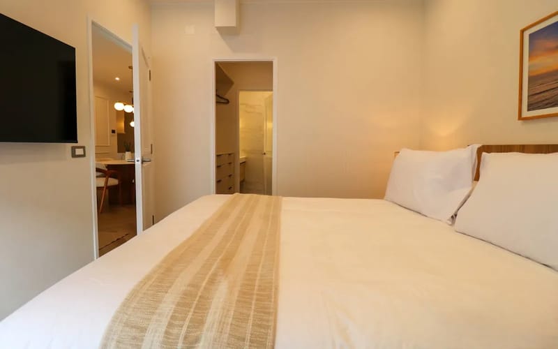 Designer 2BR Stay w/ Balcony in Miraflores