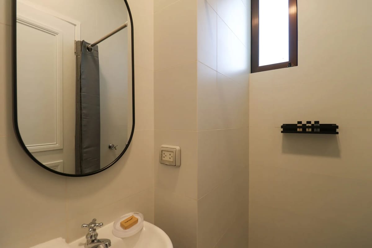 Designer 2BR Stay w/ Balcony in Miraflores