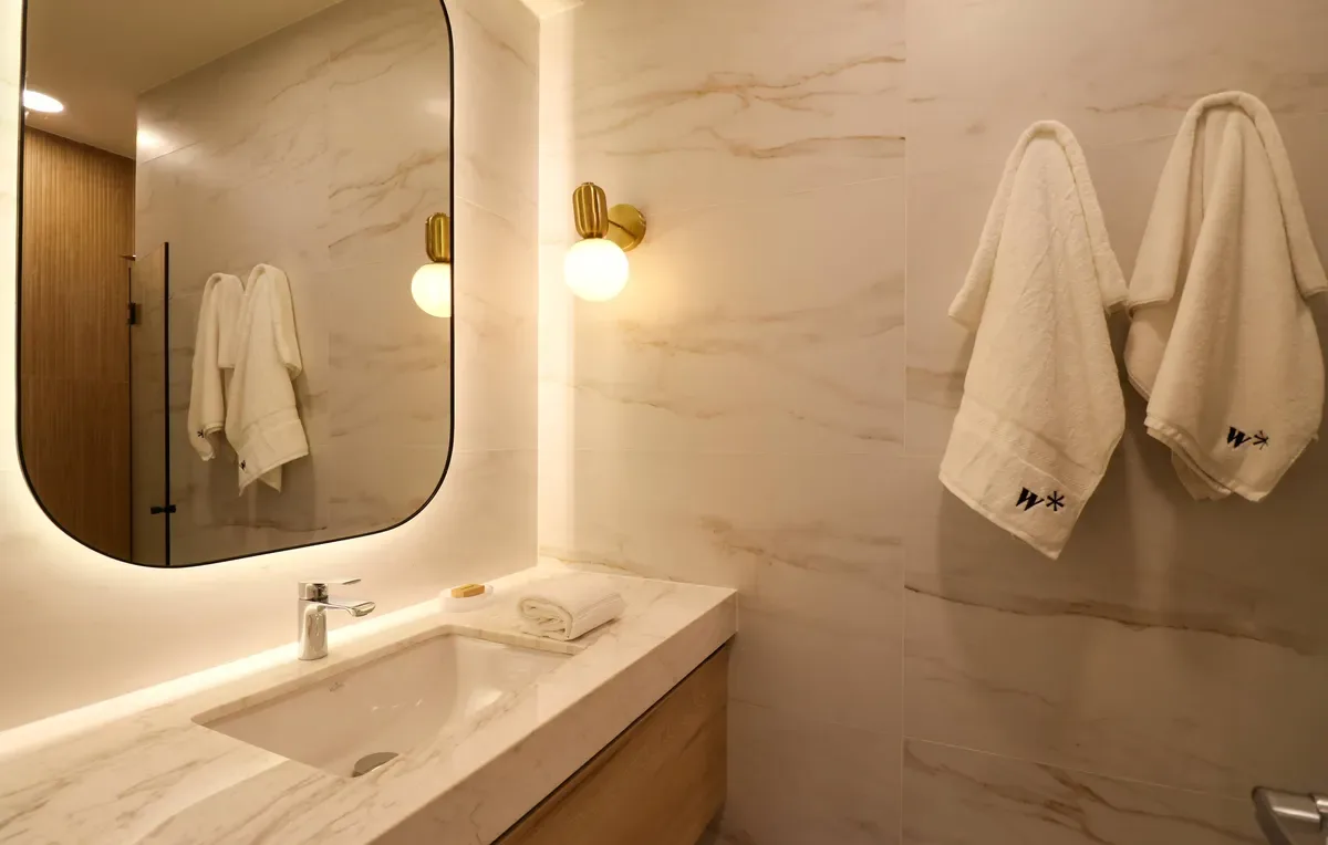 Designer 2BR Stay w/ Balcony in Miraflores