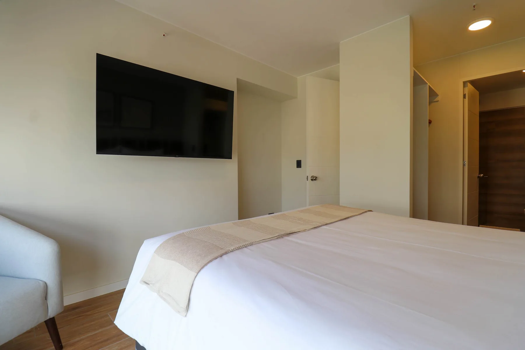 Elegant 2BR with balcony in San Isidro