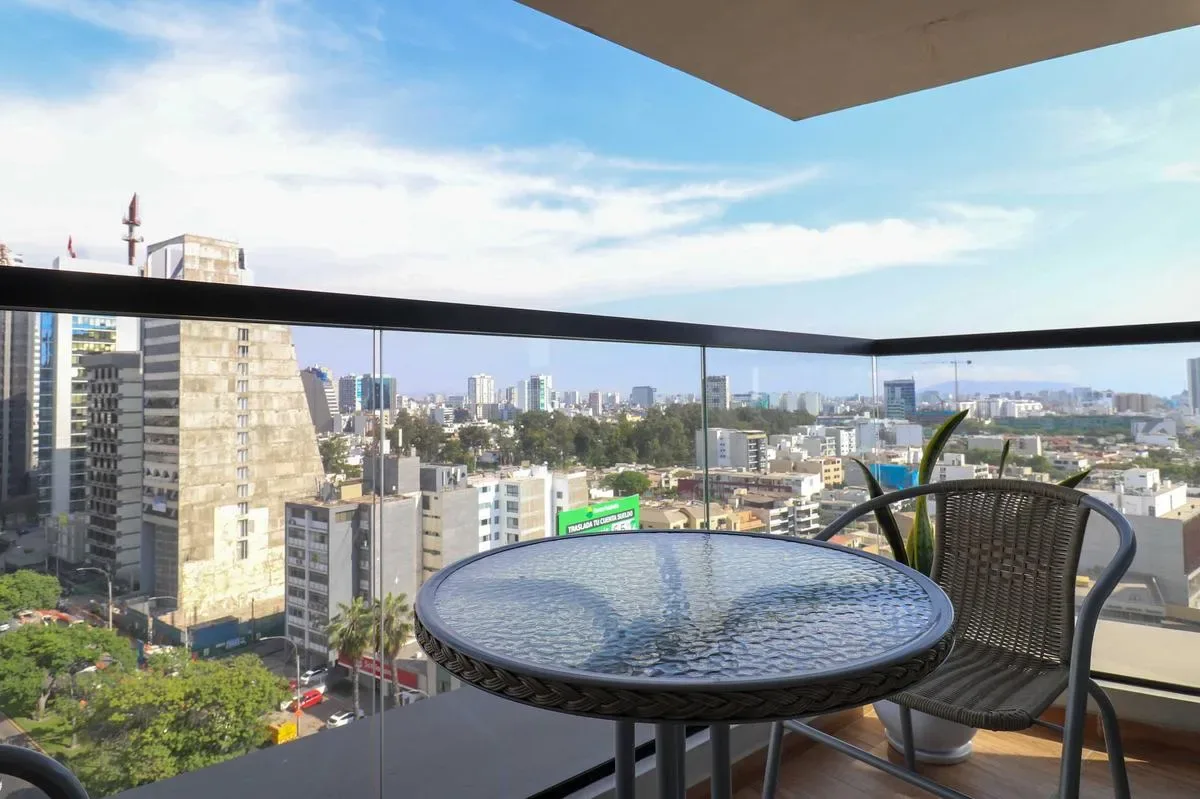 Elegant 2BR with balcony in San Isidro
