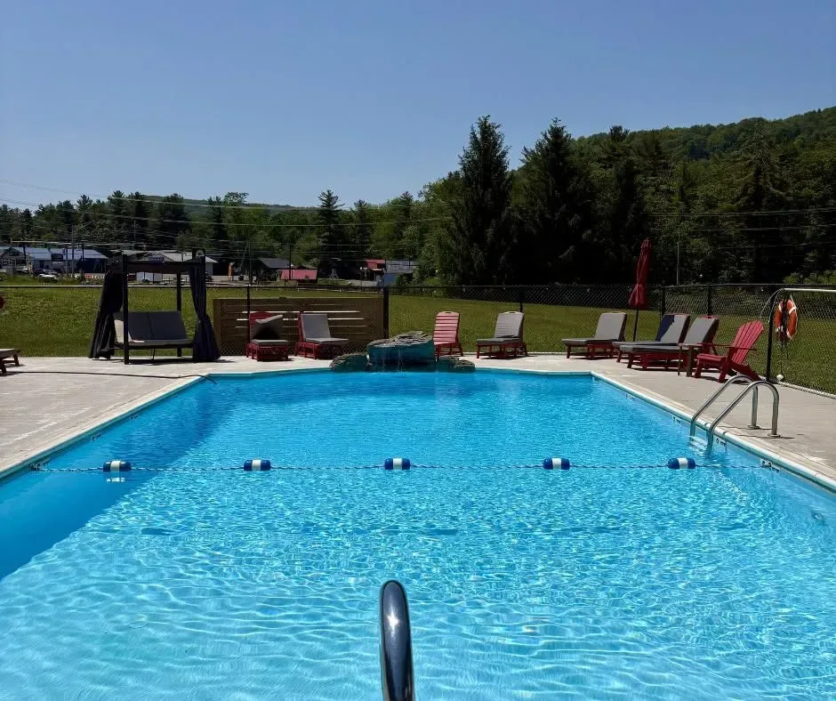 Piscina al aire libre con tumbonas