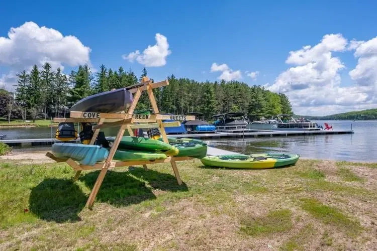 Kayaks junto a un muelle a orillas del lago