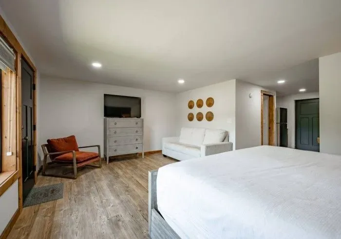 Suite ejecutiva con cama king junto al lago