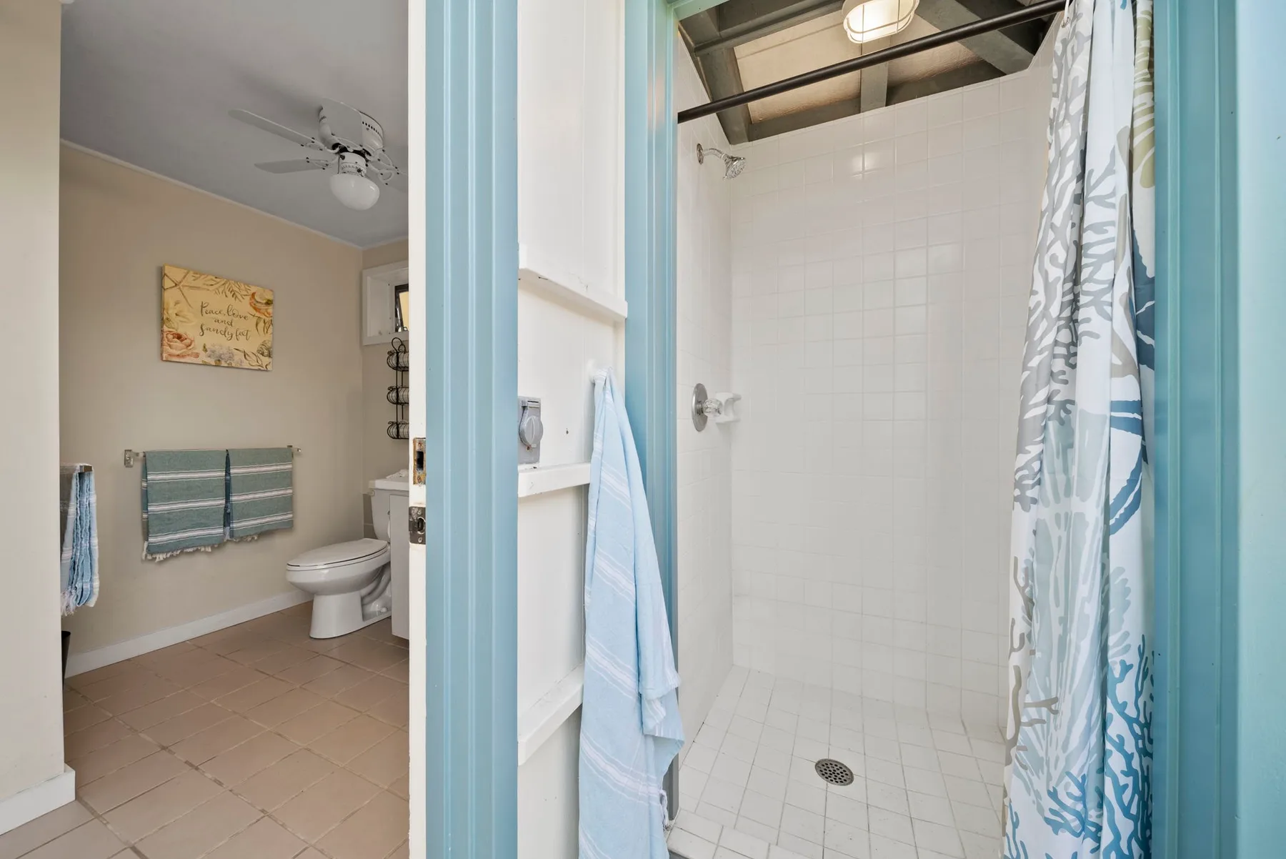 Un baño con ducha, lavabo e inodoro.