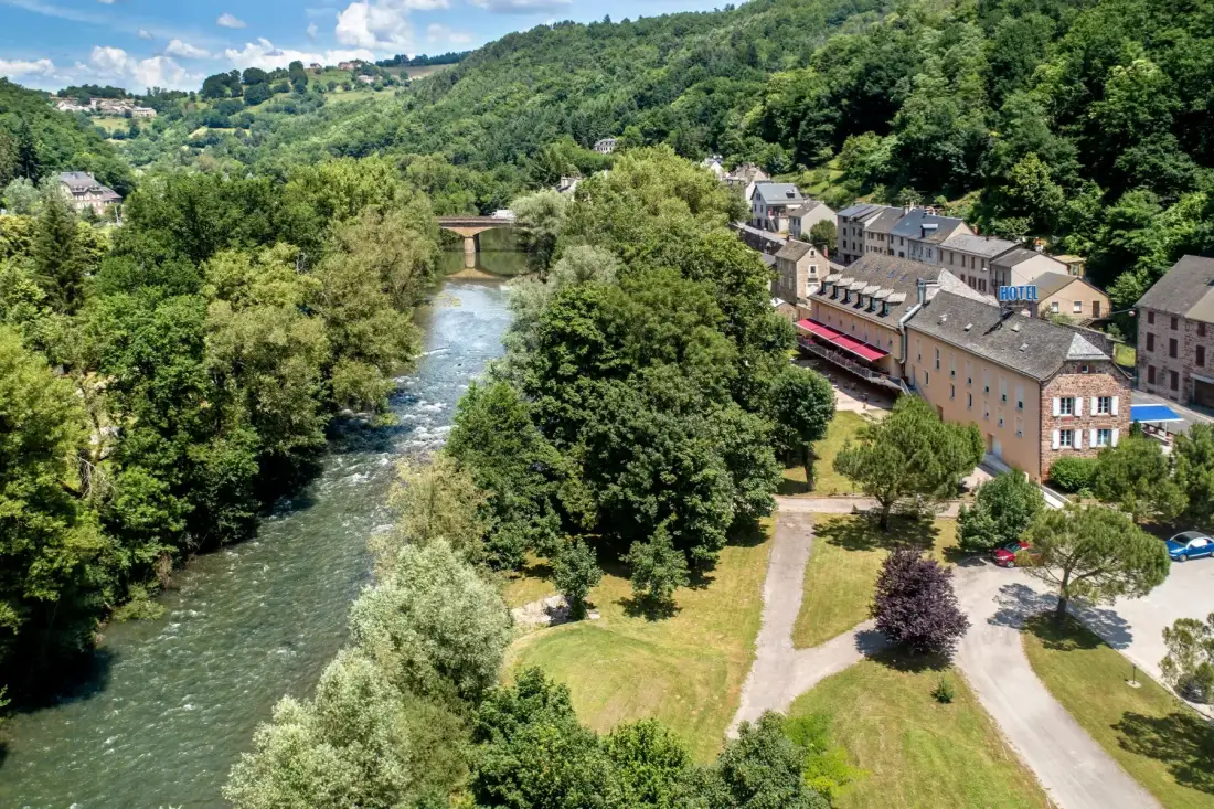 Pueblo junto a un río en un entorno rural verde