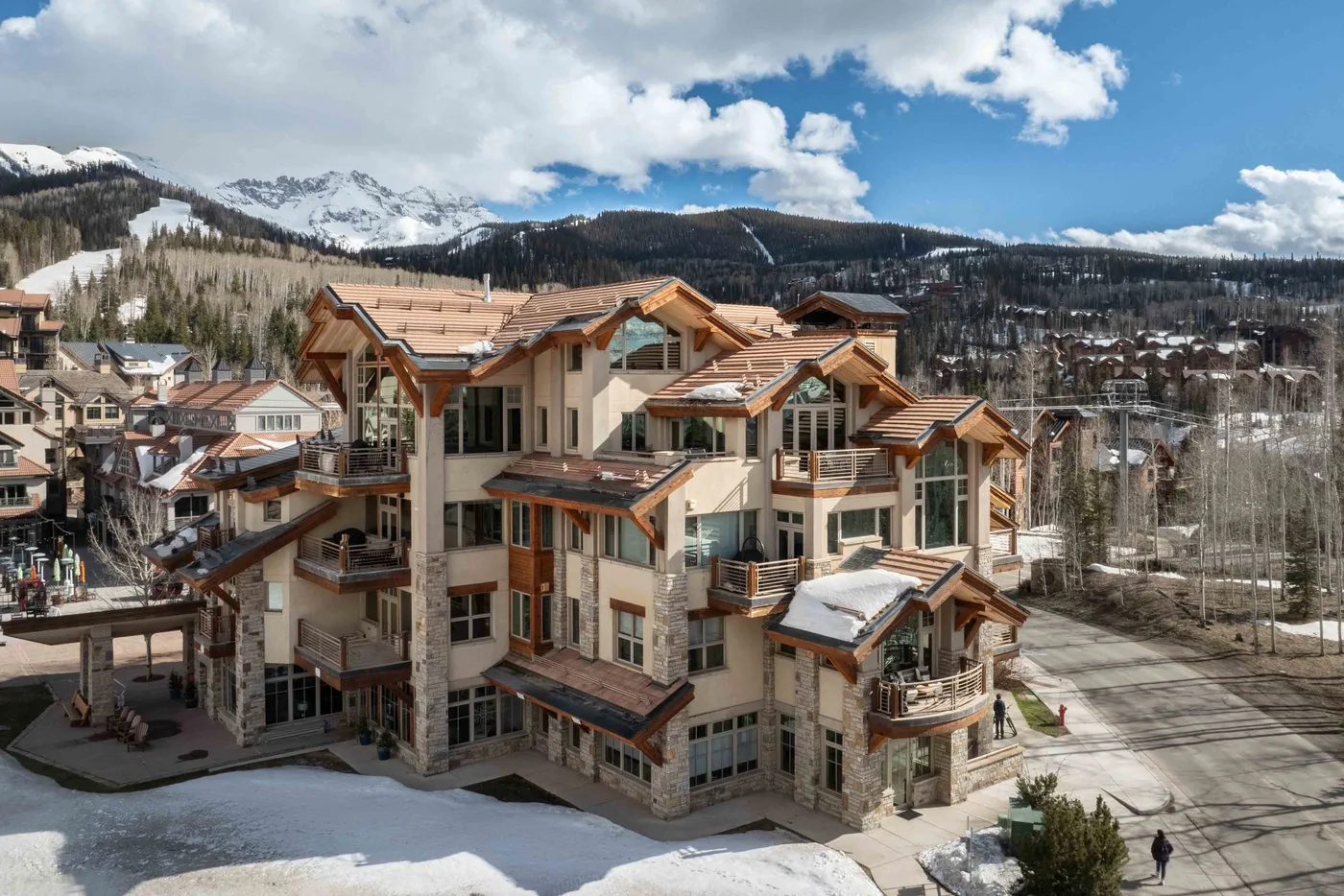 Un complejo de montaña con edificios agrupados bajo picos nevados.