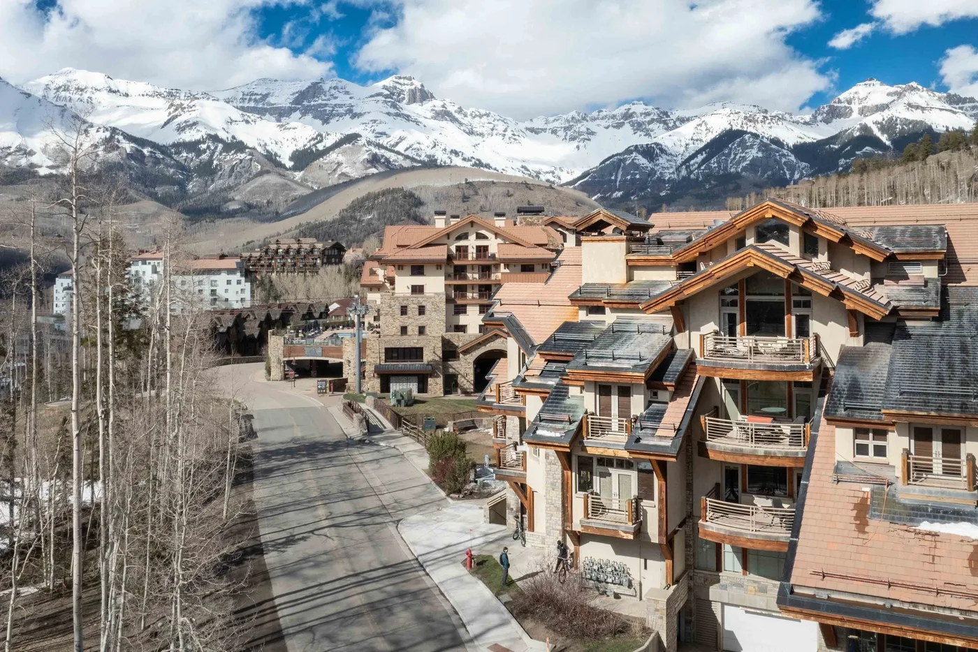 Un pueblo de montaña con edificios agrupados bajo picos nevados.