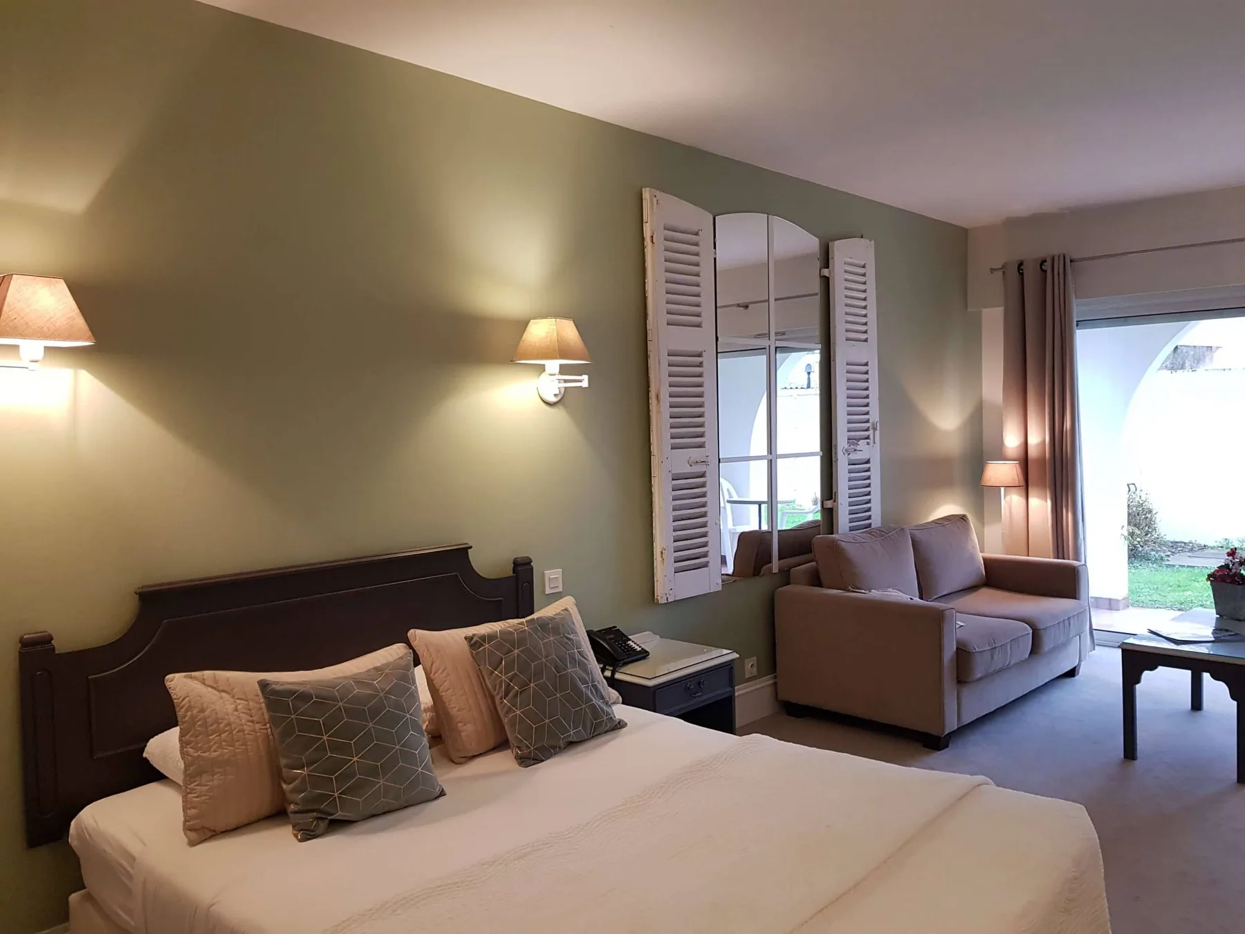 Grand comfort room