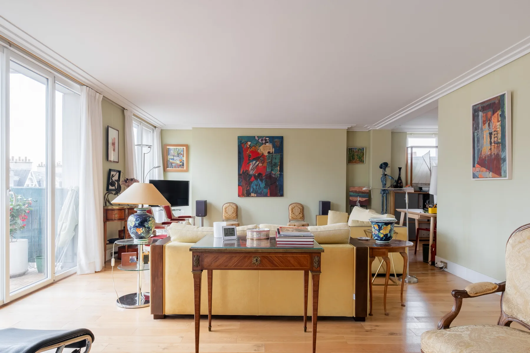 Una luminosa sala de estar con asientos dispuestos alrededor de una mesa de centro de madera.