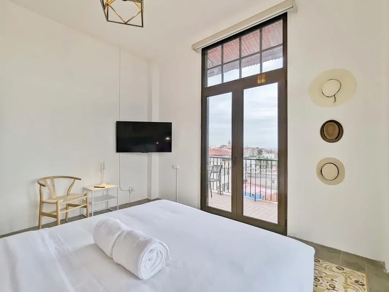 Stylish 3BR in Casco Antiguo w/ Balcony