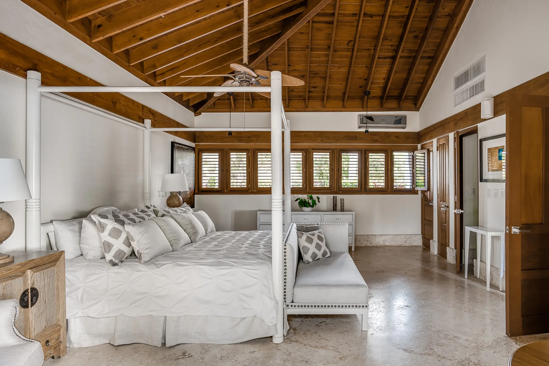 Un dormitorio con una cama grande y un techo abovedado de madera.