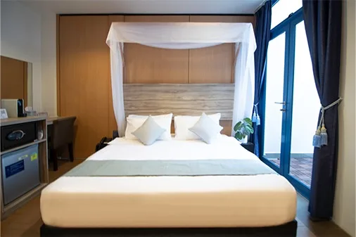 Dormitorio Deluxe con cama king y balcón