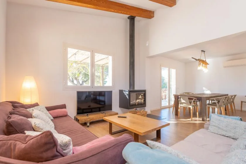 Una sala de estar con asientos, una mesa de centro y un comedor.