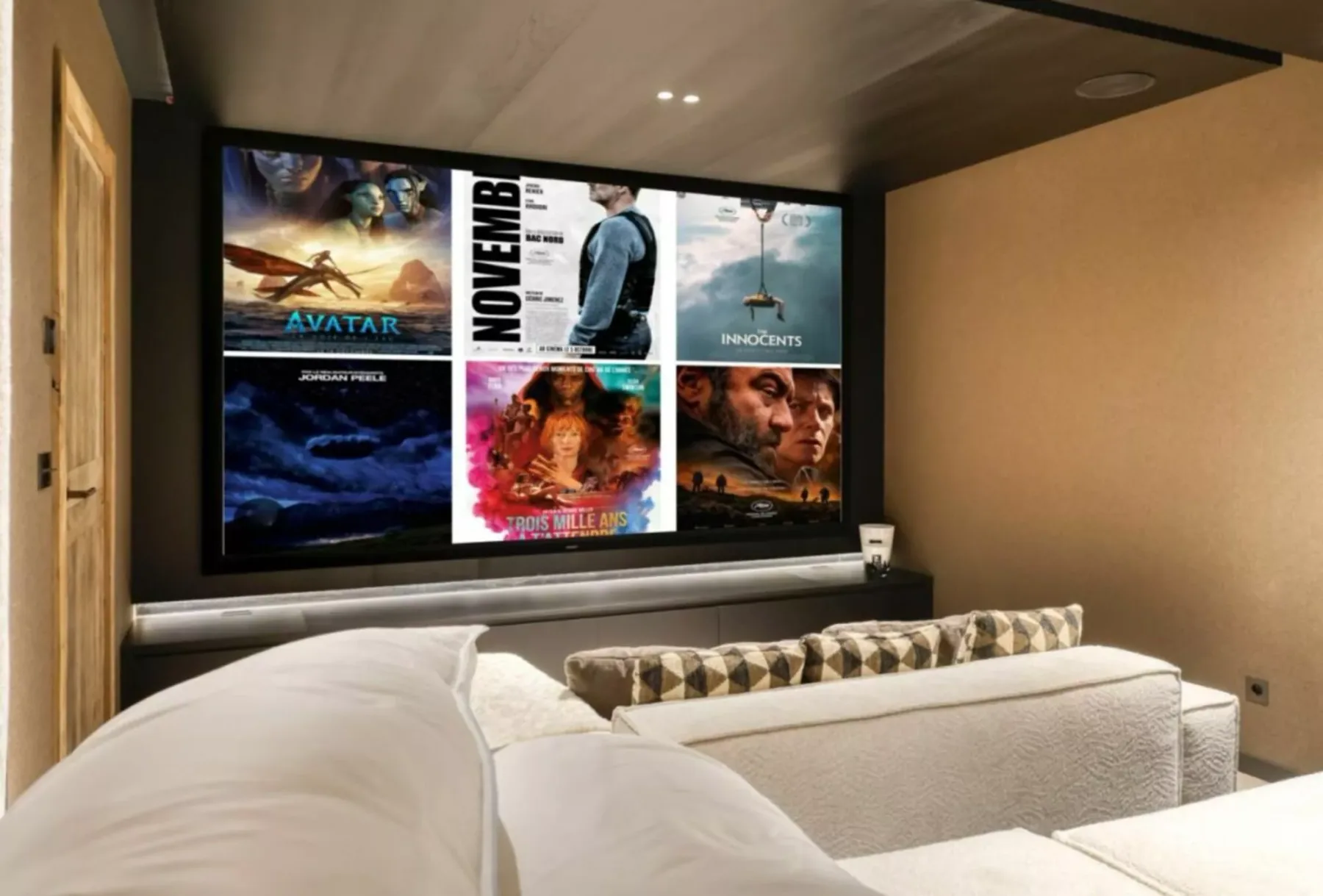 Dormitorio con una pantalla grande que muestra una cuadrícula de carteles de películas.