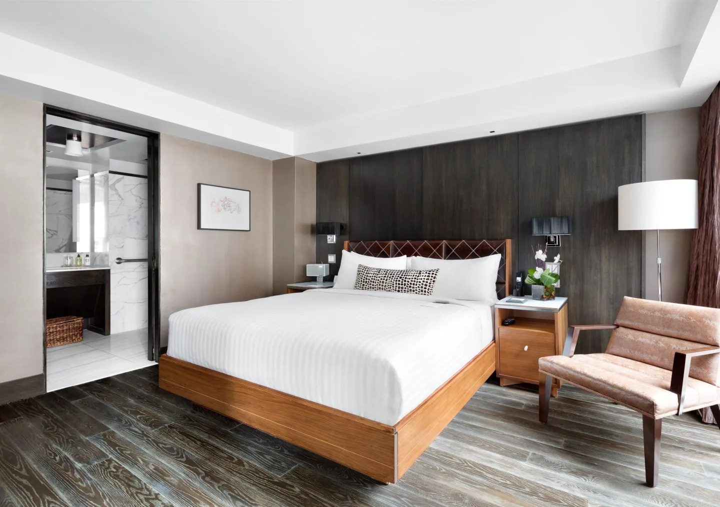 Dormitorio con cama y silla