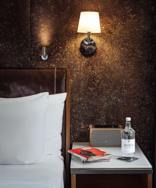 Cama con lámpara y mesa de noche