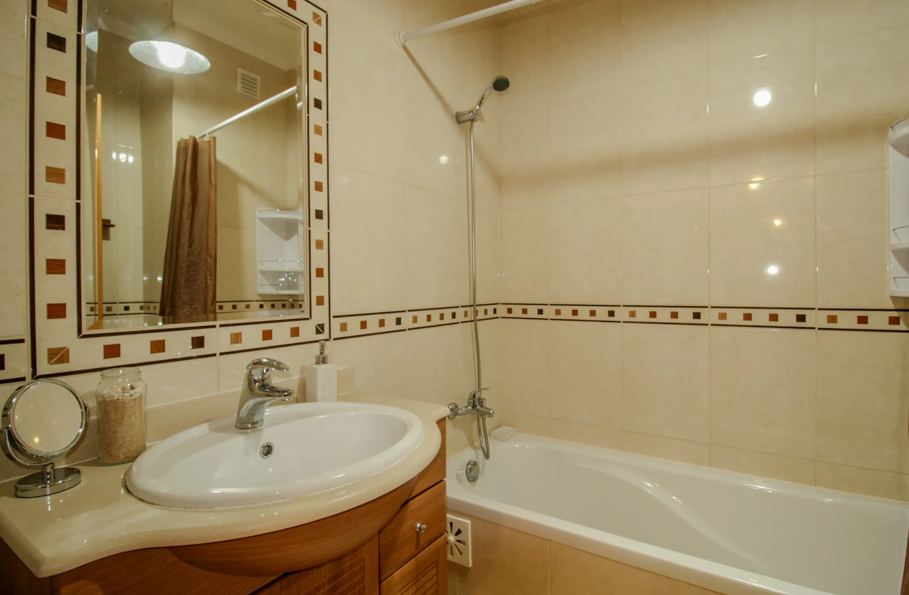 Un baño con lavabo, espejo y bañera.