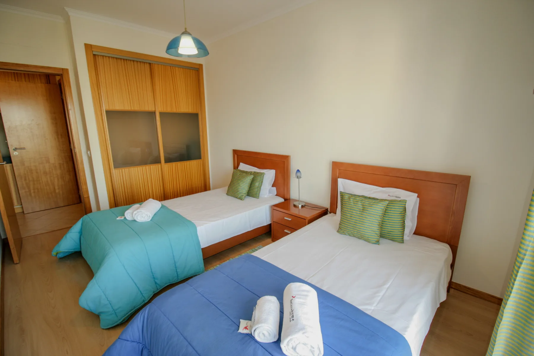 Un dormitorio con dos camas, ambas vestidas con ropa de cama blanca.