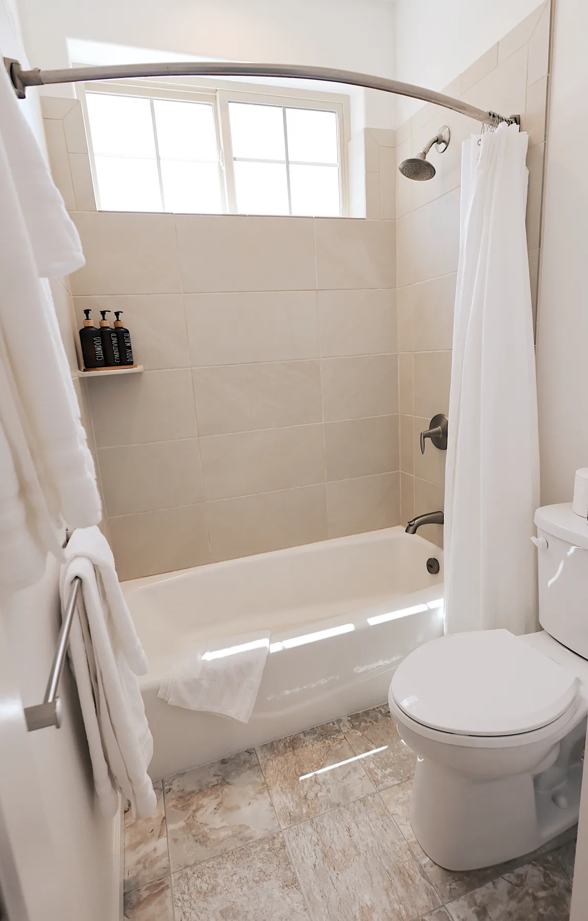 Un baño con bañera, ducha e inodoro.