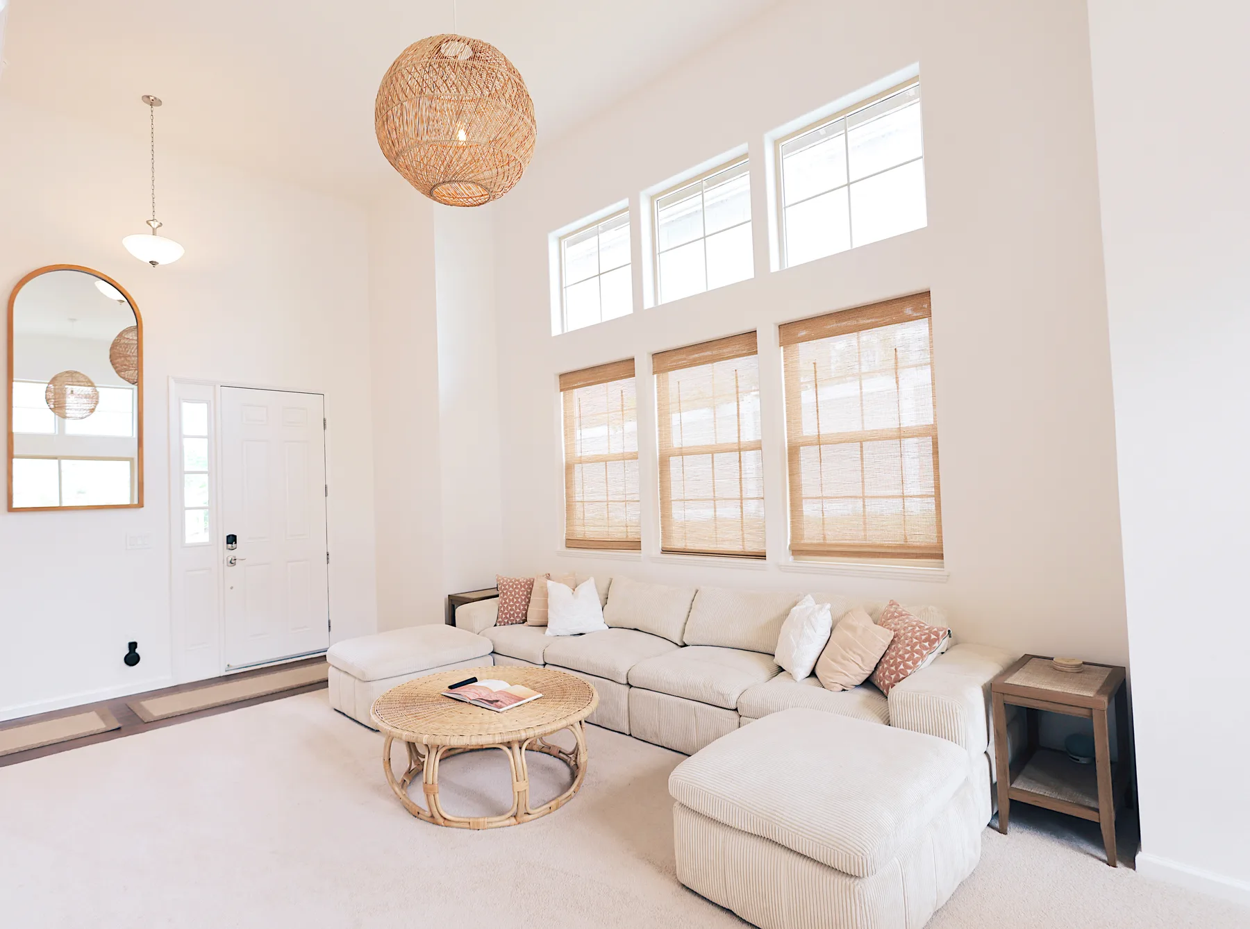 Una sala luminosa con asientos claros y ventanas altas.