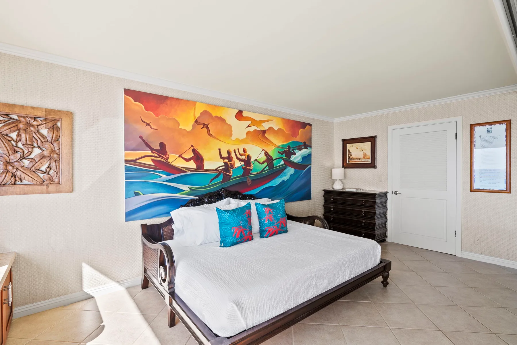 Un dormitorio con una cama bajo un mural colorido y una cómoda oscura.