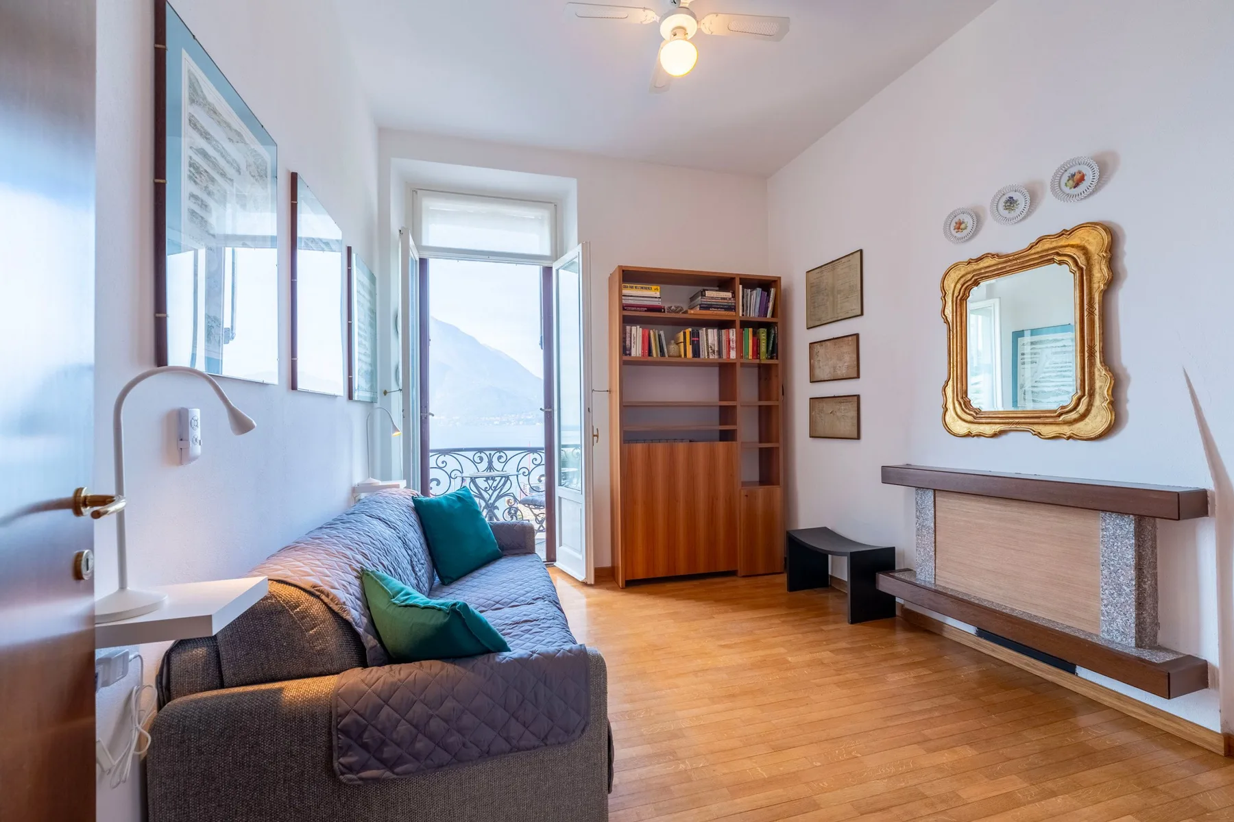 Una sala de estar con asientos, una estantería y una chimenea.