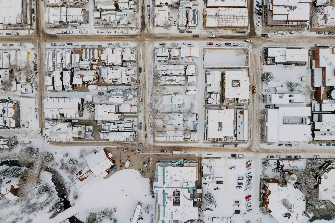 Vista aérea de edificios cubiertos de nieve dispuestos junto a una cuadrícula de calles.