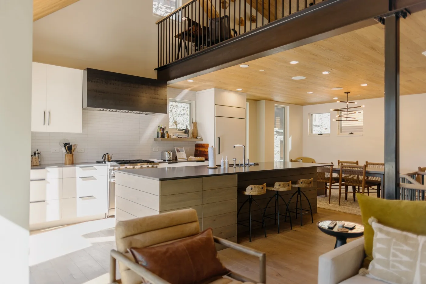 Una cocina y comedor de planta abierta cuentan con una gran isla con asientos.