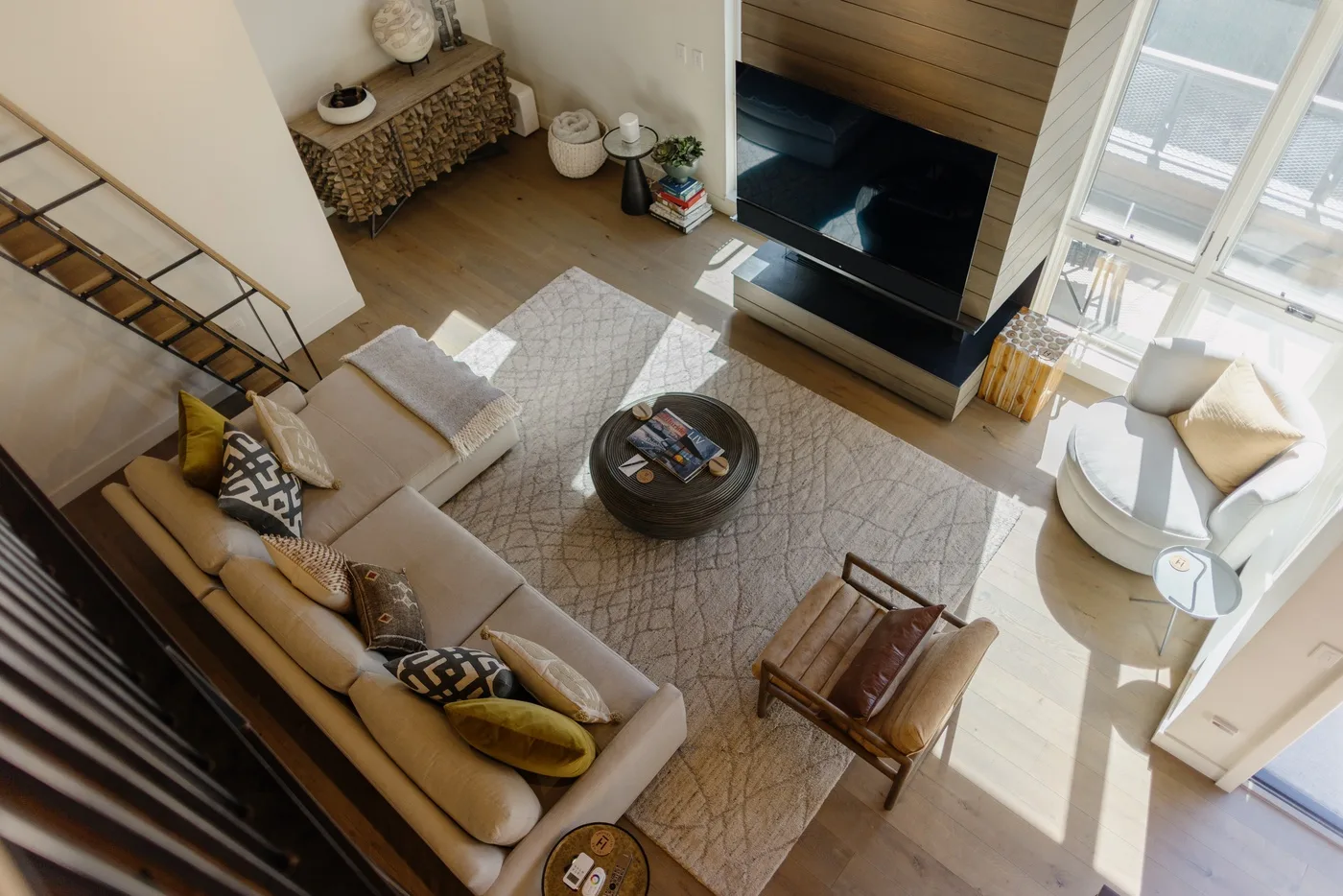 Una sala luminosa con asientos dispuestos alrededor de una mesa de centro y una chimenea.