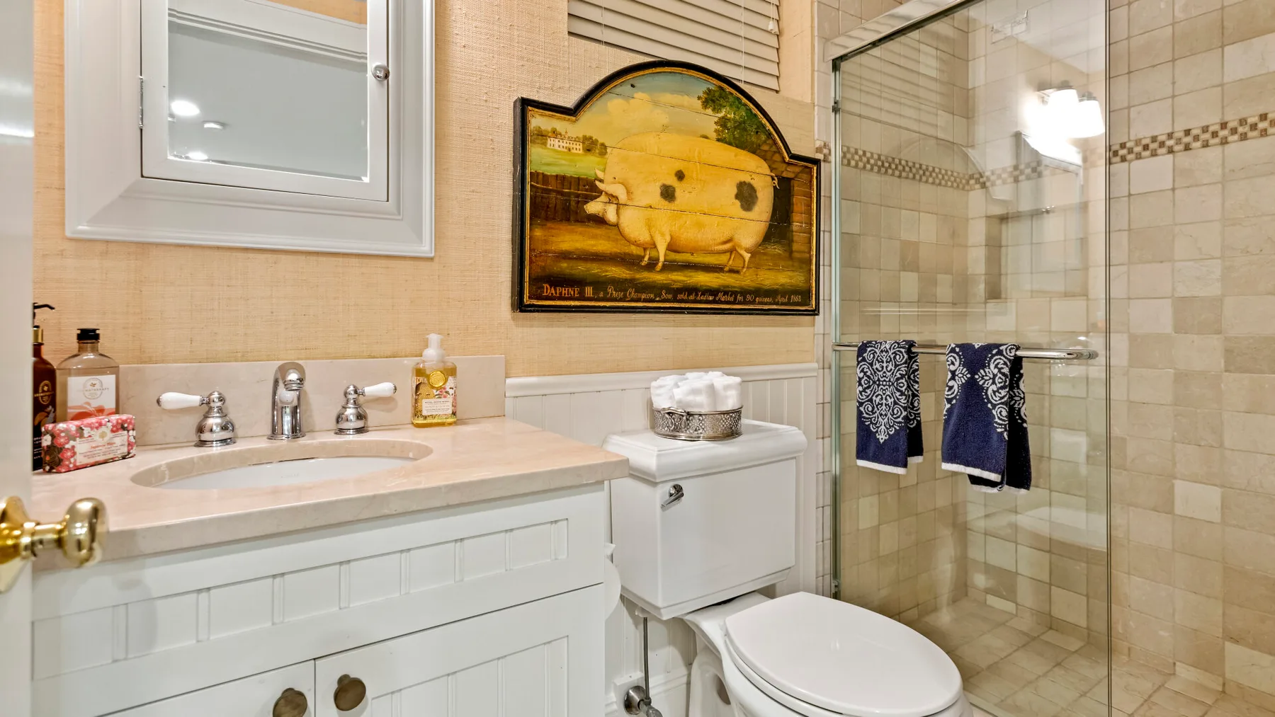 Un baño con lavabo, inodoro y ducha de vidrio.