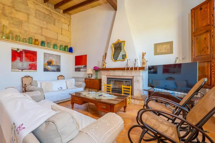 Una sala de estar con sofás, una mesa de centro y una chimenea.