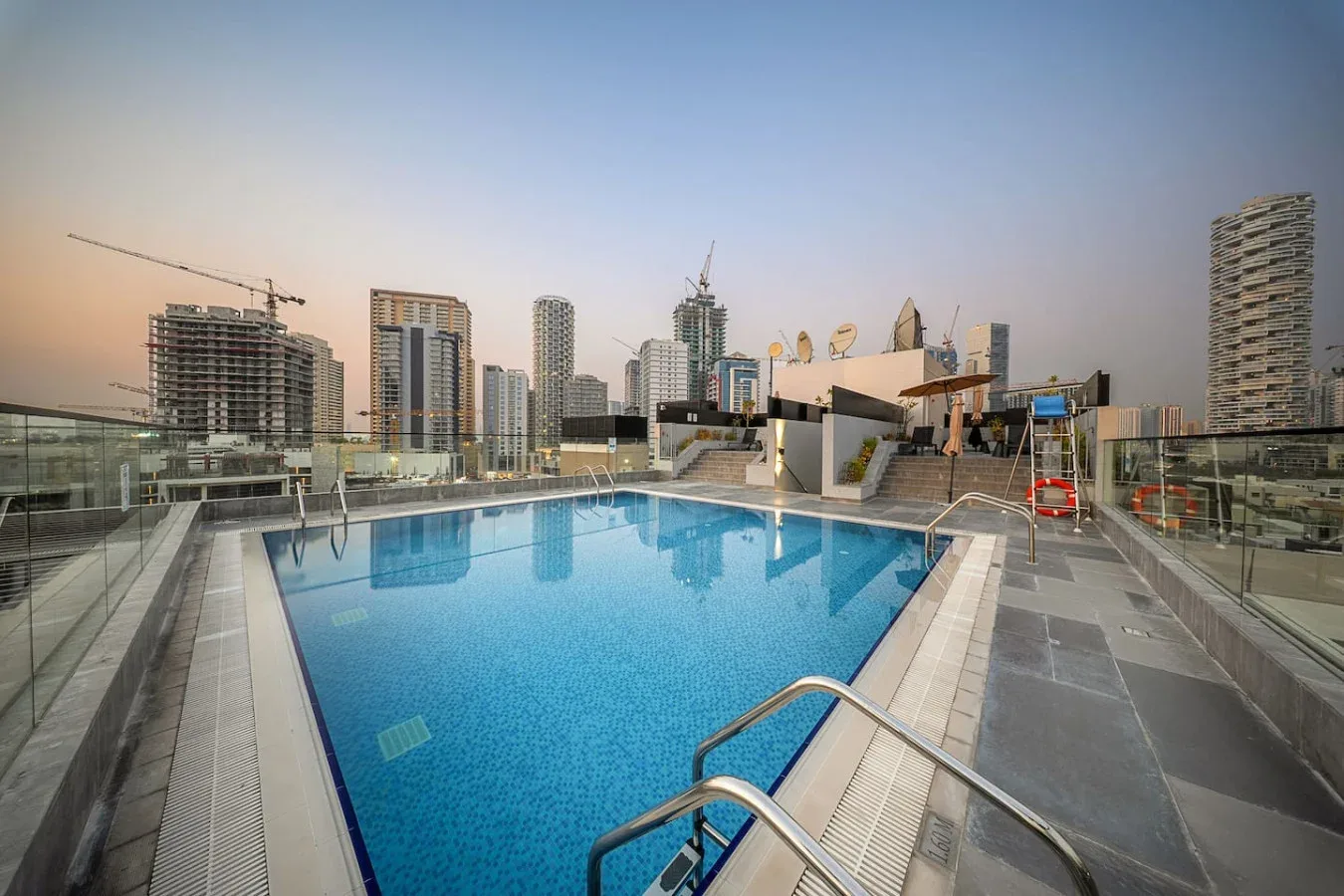 Una piscina en la azotea da a un conjunto de edificios altos.