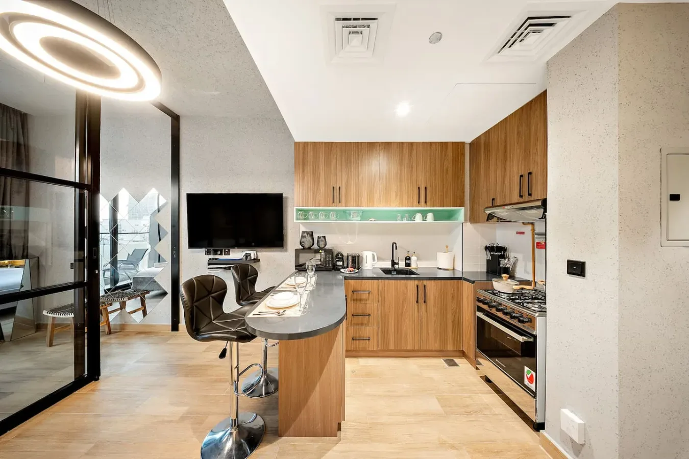 Una cocina y comedor modernos con gabinetes de madera y una mesa.