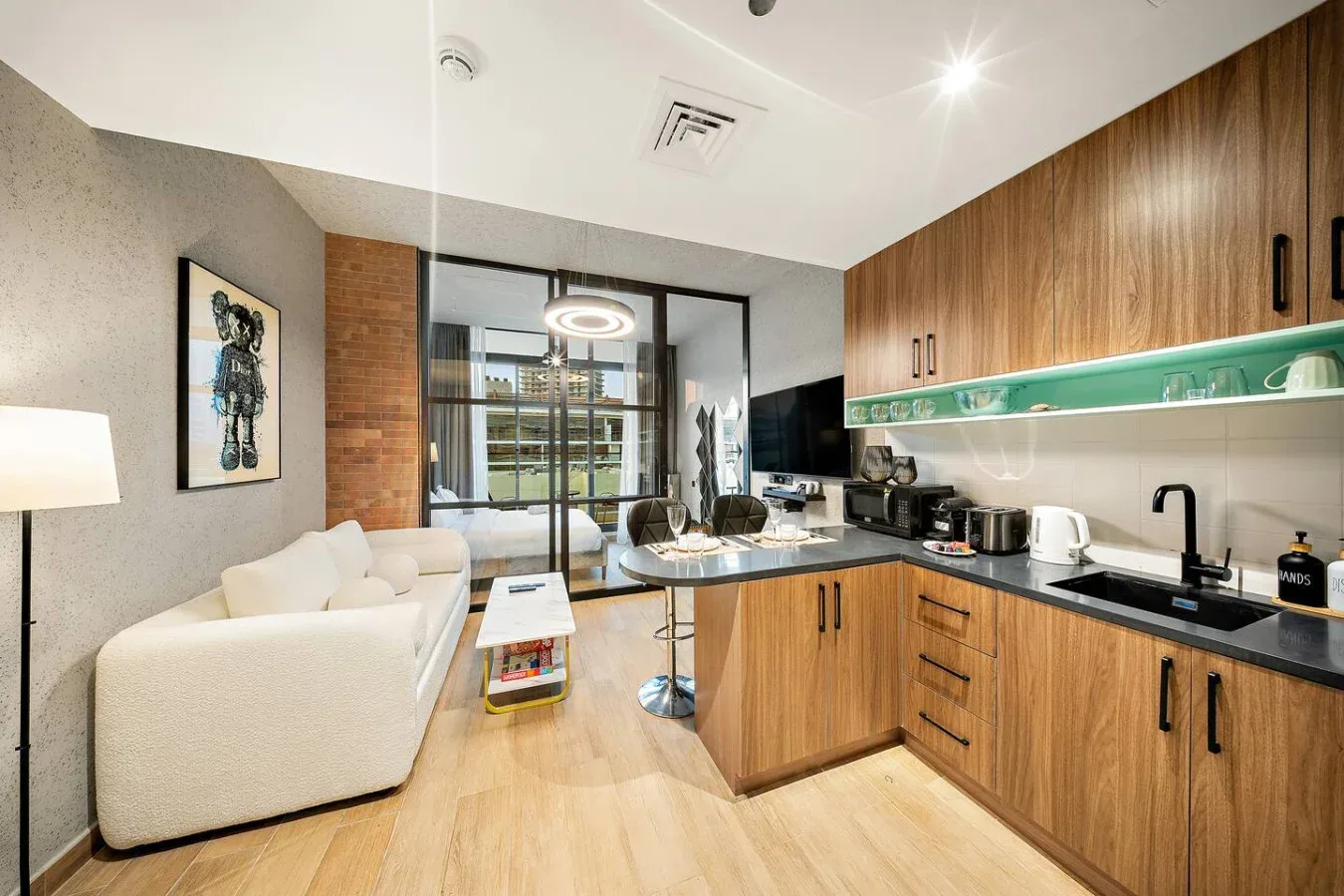 Una sala diáfana moderna combina una zona de estar con cocina y mesa de comedor.