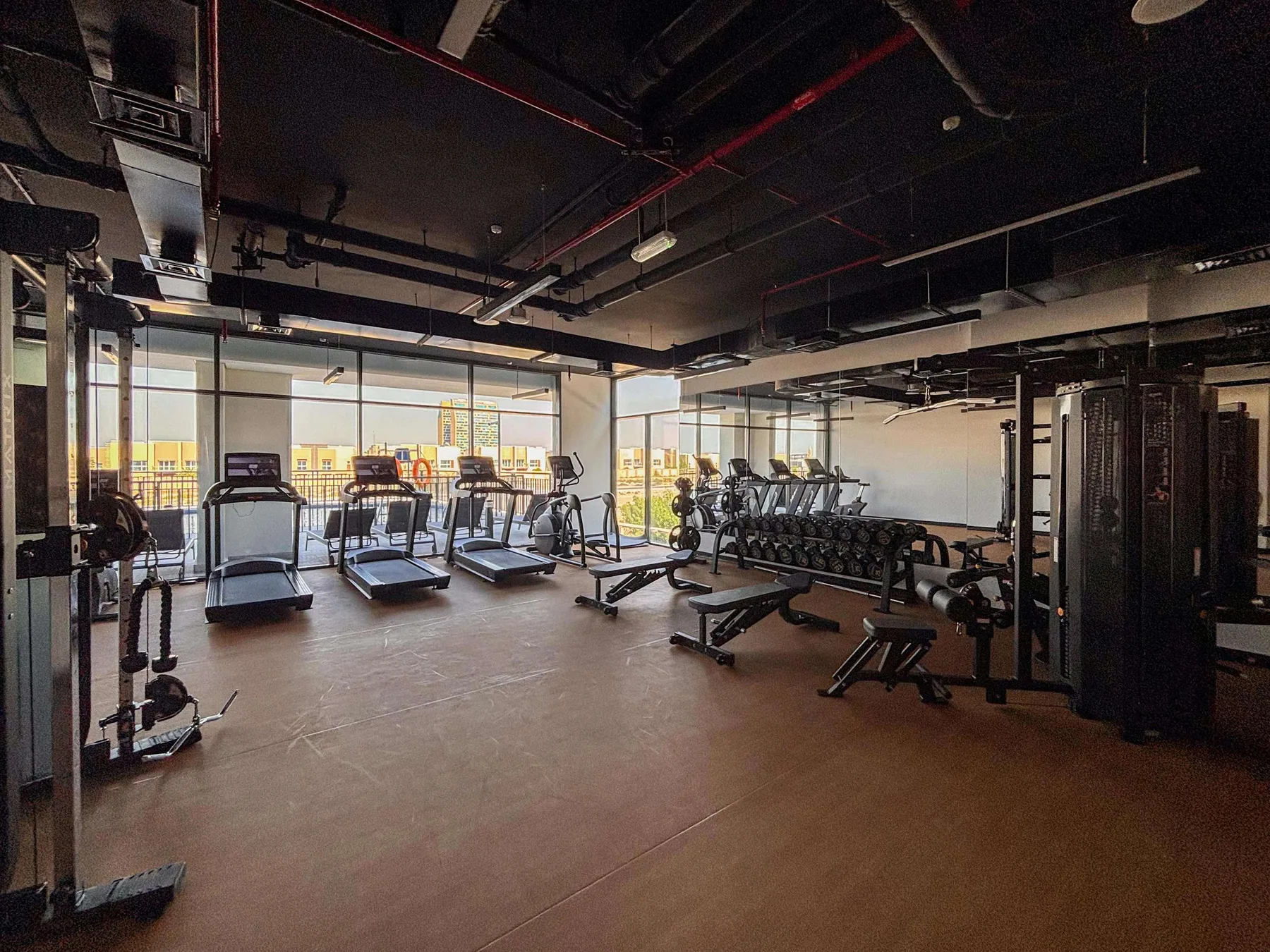 Un gimnasio con máquinas de ejercicio y equipo de pesas.