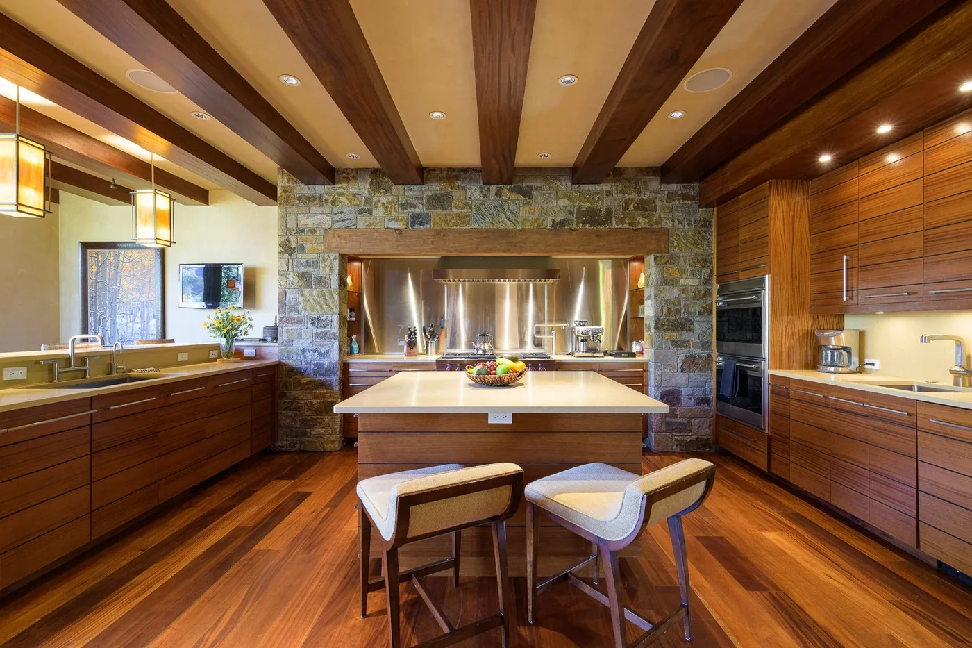 Una cocina amplia con una isla central y gabinetes de madera oscura.